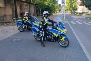 Motocyklista uderzył w betonowy słupek
