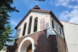 Ikony świętych zdobią dzwonnicę cerkwi