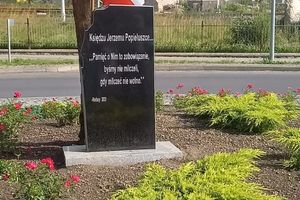 W nocy na rondzie stanęła tablica 