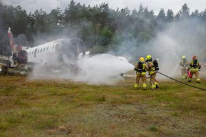 Samolot na lotnisku stanął w ogniu. Strażacy w akcji