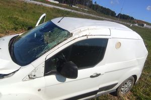 Na zjeździe z ekspresówki wypadł z drogi i dachował