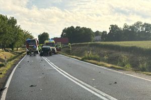 Groźne zderzenie na DK15. Bus przewrócił się po uderzeniu osobówki