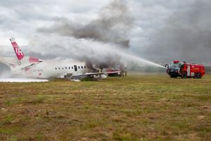 Samolot w ogniu na lotnisku, strażacy w akcji. Co się wydarzyło? [ZDJĘCIA]