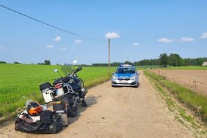 Motocyklista przewrócił się na drodze gruntowej