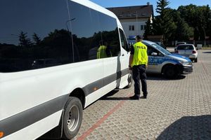 Policjanci zatrzymali pijanego kierowcę busa przewożącego dzieci