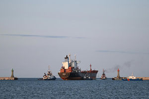 Po 8 latach przestanie straszyć. Statek Khatanga opuszcza port w Gdyni