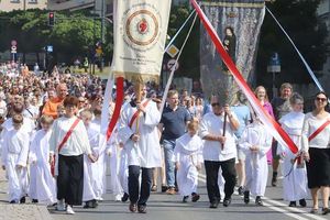 Barwne procesje przejdą przez Polskę. W Kościele uroczystość Bożego Ciała