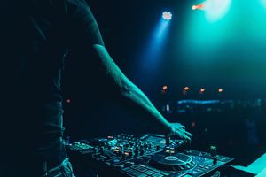 Zapraszał dziewczęta za konsolę. DJ z przyjęć urodzinowych w Elblągu oskarżony o wykorzystywanie nastolatek