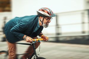 Dlaczego warto nosić kask rowerowy? Nie tylko dla dzieci i sportowców