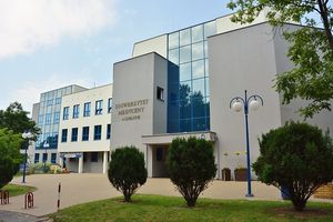Prorektor medycznej uczelni pod lupą za wysokie zarobki. Prof. Torres odpiera zarzuty