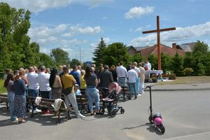 Uroczystość poświęcenia krzyża w Olecku-Kolonia