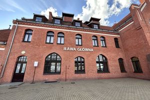 Pijany awanturnik z pociągu rzucił się na policjantów