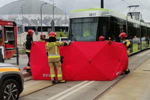 Tragiczny wypadek w centrum Olsztyna. Rowerzystka zginęła pod kołami tramwaju [ZDJĘCIA]

