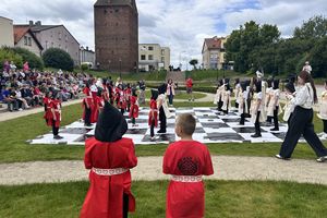 Żywe Szachy w Ogrodzie Róż – szachy, teatr i historia w jednym ruchu