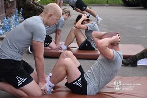 Przyszli terytorialsi. Ksiądz i uczeń CEM-u