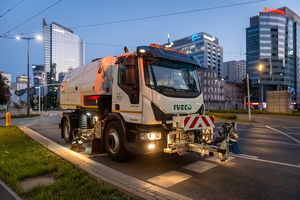 Warszawa budzi się czystsza – kto sprząta ulice nocą?