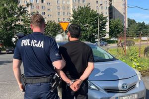 Policjanci zatrzymali kolejnego kierowcę przewozów "na aplikację"