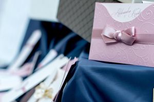 Oryginalne zaproszenia ślubne w formie gier i łamigłówek — jak zaskoczyć gości?