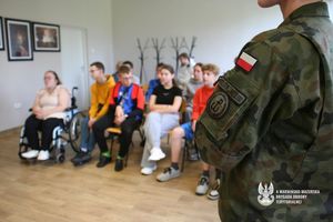 Żołnierze z Warmii i Mazur przy tablicy 