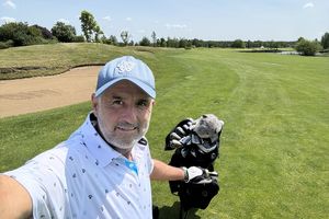 Michał Probierz pozdrawia z pola golfowego
