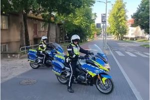 Motocyklista uderzył w betonowy słupek