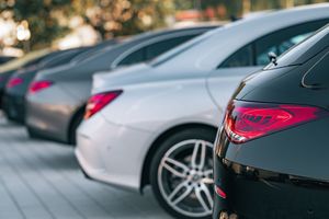 Samochody klasy premium do 100 tys. zł. Które modele są naprawdę trwałe i warte zakupu?
