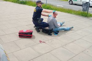 Leżał z urazem głowy. Patrol straży miejskiej w Olsztynie nie zwlekał ani chwili