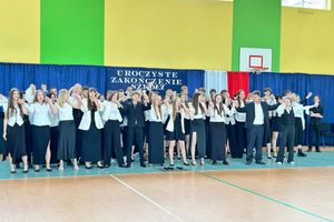 [ZDJĘCIA] Ósmoklasiści z „Dwójki” żegnają podstawówkę