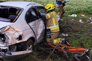 BMW rozjeżdża dzieci na rowerach. Dwóch nastolatków walczy o życie