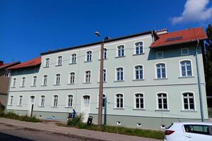 Mieszkania stoją puste, a miasto dopłaca