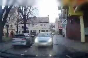 Próbował przechytrzyć drugiego kierowcę? Nagranie trafiło do olsztyńskich policjantów
