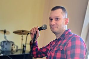 Sebastian Droszcz z Działdowa debiutuje z klipem: „Odnaleźć Ciebie dziś chcę”!