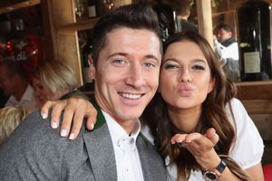LEWY STAWIA PAŁAC NAD MORZEM! 15 budowlańców, tony betonu i Ania z planami pod pachą