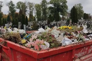 Przyjechał na cmentarz i wyrzucił swoje śmieci do kontenera