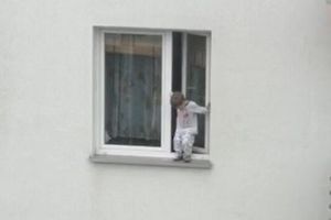 Trzylatek na parapecie, matka z promilami! 
