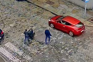 Trzy auta zignorowały matkę z wózkiem – film rozgrzał Internet do czerwoności