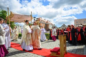 „Nie jesteście sami” – prymas o mocy Eucharystii podczas uroczystości Bożego Ciała