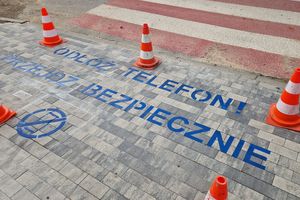 Odłóż telefon i przejdź przez pasy bezpiecznie!