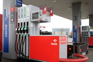 Taniej na wakacje? ORLEN i konkurenci obniżają ceny paliw 