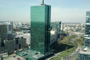 Intraco znika z warszawskiego nieba – wieżowiec z lat 70. zostanie zastąpiony nowoczesnym budynkiem