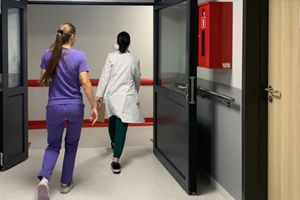 Dramatyczny atak w gabinecie psychiatrycznym – mężczyzna brutalnie zaatakował lekarkę 