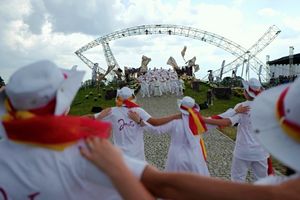 Przez opady deszczu przerwano XXIX Ogólnopolskie Spotkanie Młodych Lednica 2000
