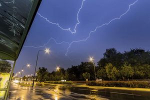 IMGW ostrzega: burze, deszcz, grad i silny wiatr w 12 województwach