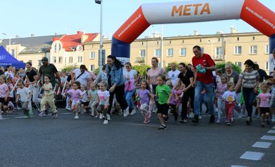 462 młodych sportowców na starcie biegu ojca Kryszkiewicza