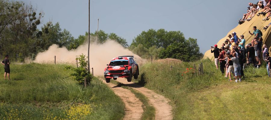 Fenomenalna jazda - często wręcz zaprzeczająca prawom fizyki - przyniosła Łotyszom bezdyskusyjne zwycięstwo w 81 Orlen Rajdzie Polski (wygrali dziewięć z 14 odcinków specjalnych)

