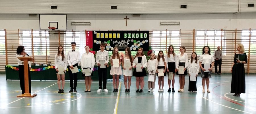 Uroczysty apel z okazji zakończenia roku szkolnego w SP Nr 4 w Piszu 