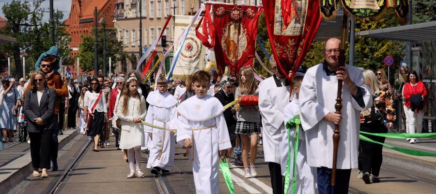 [WIDEO] Boże Ciało 2025 w Olsztynie – tysiące wiernych na centralnej procesji
