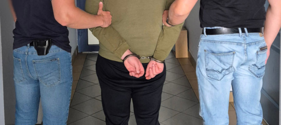 25-latek z Iławy groził nożem, ukradł pieniądze i... chciał przekupić policjantów