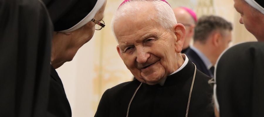 Po Mszy świętej wierni mieli okazję osobiście złożyć życzenia biskupowi seniorowi.