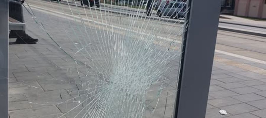Rozbita wiata autobusowa na Jarotach